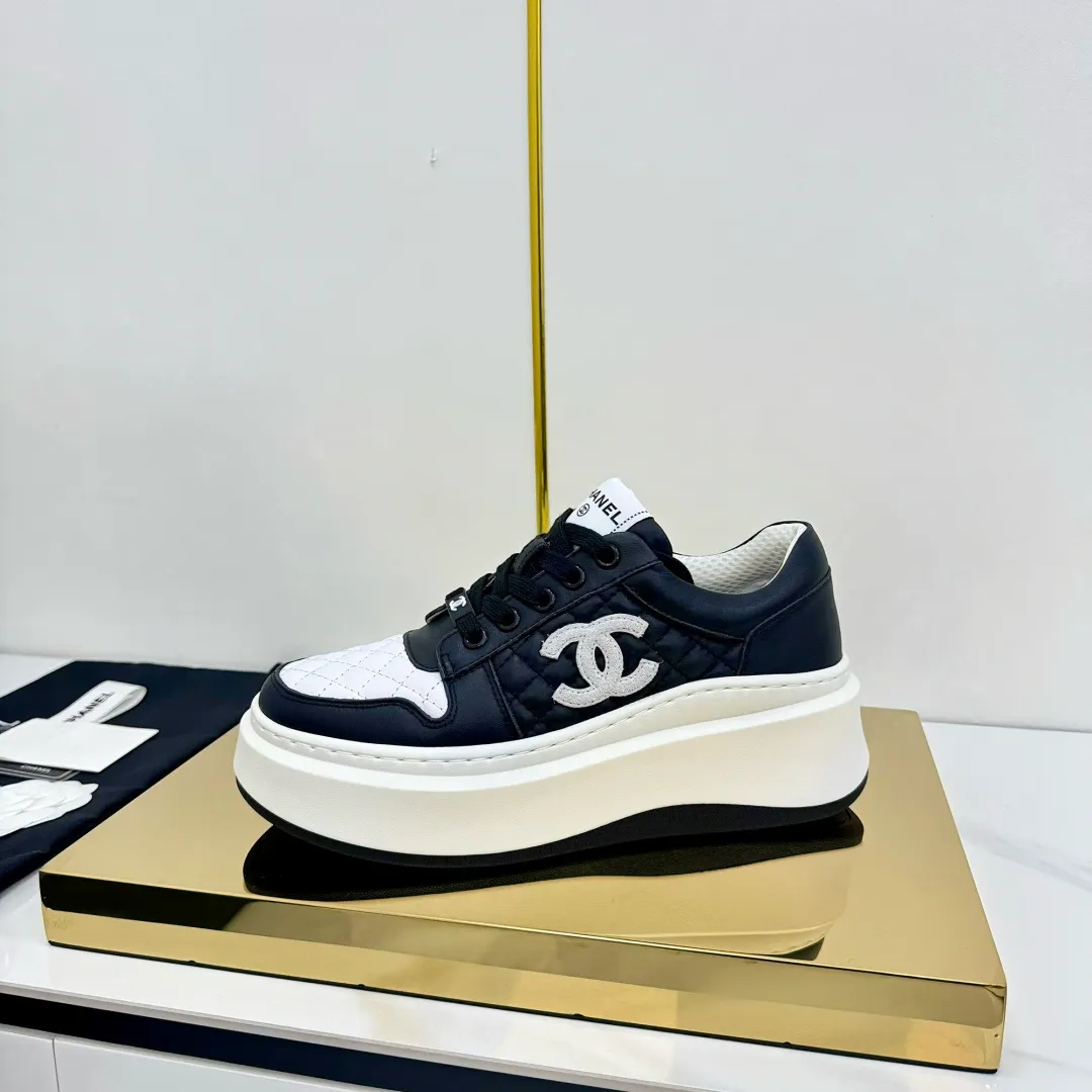 👟👟Ex-factory price 600👟👟 Upgraded version, upgraded version, upgraded version! No rebuttal accepted! ! ! ! Chanel Chanel panda shoes! 2025 counter's top casual sports shoes. This classic design; the upper is electro-embroidered with a variety of techniques; the outsole is fashionable and sporty; the unusual inclusion of a variety of color matching elements... The diversified mix and match is very good-looking and versatile, and can be used for leisure, fashion, sports, and outdoor... ꫛꫀꪝ Go➫ Materials: ❶Upper made of: original imported first-layer silk cowhide + original waterproof cloth + original first-layer cowhide ❷Inner lining: Original Yangli+Net ❸Outsole based on: Original TPU combination outsole Counter boutique packaging complete set for women 35–41 👉 👉 👉 👉 👉
